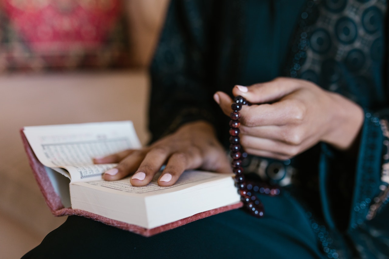 هل يجوز للحائض قراءة القرآن في رمضان